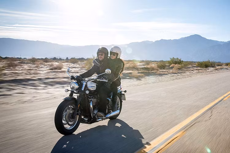 Tại Ấn Độ, Triumph Bonnevilel Speedmaster 2021 sẽ được bán ra với 3 tùy chọn màu sắc gồm Đen bóng, Trắng Đen và Đỏ. Giá xe Triumph Bonneville Speedmaster 2021 tại thị trường này được niêm yết ở mức 1.175.000 Rupee, tương đương khoảng 363 triệu đồng.