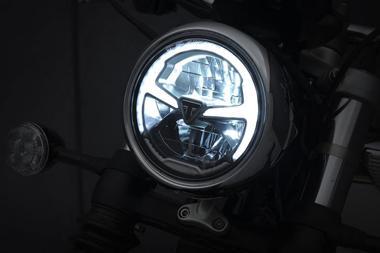 Hệ thống chiếu sáng trên xe ứng dụng công nghệ LED hoàn toàn với hệ thống đèn được thiết kế giữ nguyên vẻ cổ điển. Triumph còn mang đến bộ sưu tập 79 phụ kiện độ chính hãng cho Speedmaster để người dùng có thể thỏa mãn ham muốn cá nhân hóa chiếc xe của mình.