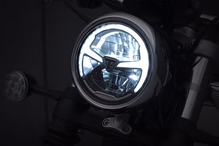 Hệ thống chiếu sáng trên xe ứng dụng công nghệ LED hoàn toàn với hệ thống đèn được thiết kế giữ nguyên vẻ cổ điển. Triumph còn mang đến bộ sưu tập 79 phụ kiện độ chính hãng cho Speedmaster để người dùng có thể thỏa mãn ham muốn cá nhân hóa chiếc xe của mình.
