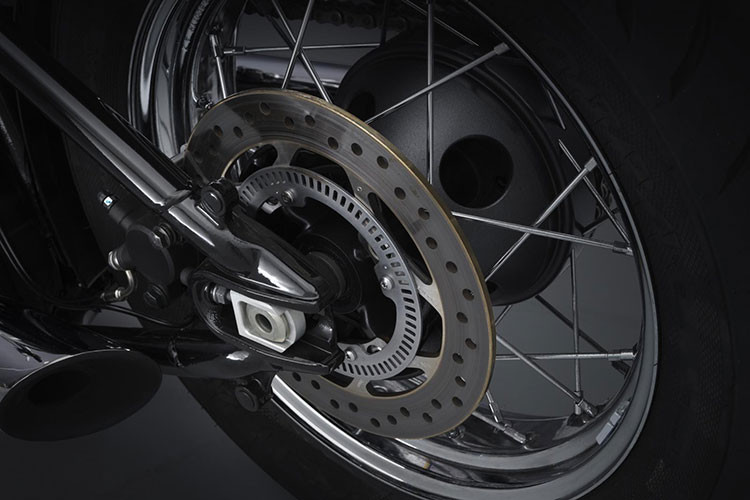 Trong khi đó giảm xóc sau sử dụng loại lò xo trụ đơn có khả năng chỉnh tải trước. Phanh xe rất cao cấp với thương hiệu Brembo, đi kèm là hệ thống chống bó cứng phanh ABS mới nhất do Triumph phát triển. Ga điện tử cho phép người dùng có thể chọn chế độ lái cũng như bật tắt chế độ kiểm soát lực kéo.