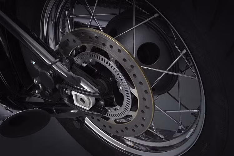 Trong khi đó giảm xóc sau sử dụng loại lò xo trụ đơn có khả năng chỉnh tải trước. Phanh xe rất cao cấp với thương hiệu Brembo, đi kèm là hệ thống chống bó cứng phanh ABS mới nhất do Triumph phát triển. Ga điện tử cho phép người dùng có thể chọn chế độ lái cũng như bật tắt chế độ kiểm soát lực kéo.