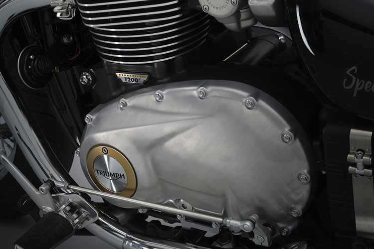 Triumph Bonneville Speedmaster 2021 tiếp tục sử dụng khối động cơ xylanh đôi, dung tích 1.200 cc, làm mát bằng dung dịch. Được biết Triumph đã tiến hành hiệu chỉnh lại động cơ để tăng lực kéo của xe ở dải dải tua cao. Theo đó, động cơ này sản sinh công suất 77 mã lực tại tua máy 6.100 vòng/phút và mômen xoắn cực đại 106 Nm tại tua máy 3.850 vòng/phút.