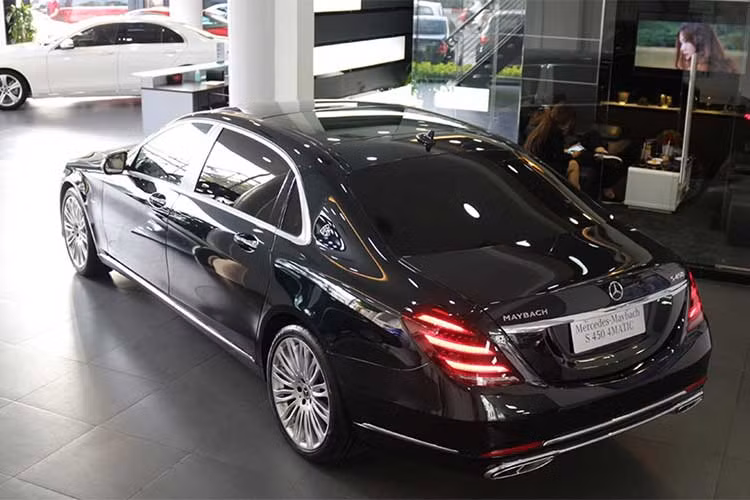 Đặc biệt, lưới tản nhiệt xe có logo Maybach. Cản va trước với những chi tiết mạ crôm sáng bóng và thiết kế hoàn hoàn khác biệt so với mẫu xe cũ. Thiết kế đèn pha của S450 4Matic 2018 giống như phiên bản thường với 3 thanh LED nằm sát nhau. Tuy nhiên, trên mẫu xe sedan hạng sang này sử dụng đèn pha Multibeam LED.