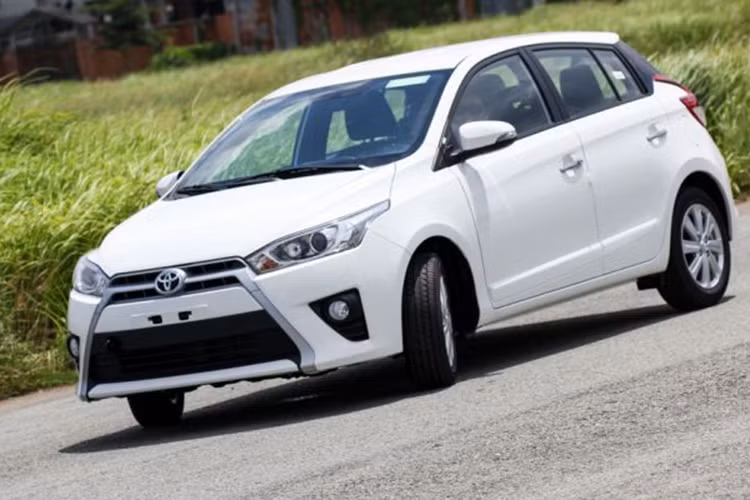 Yaris phiên bản 2016 bản cải tiến được trang bị mâm đúc 15-inch 8 chấu đơn với thiết kế góc cạnh mang đậm phong cách thể thao. Không chỉ ấn tượng với thiết kế phần đầu xe, các đường dập nổi chạy dọc thân xe kết hợp thiết kế khí động học tăng cường vẻ hiện đại và sang trọng.