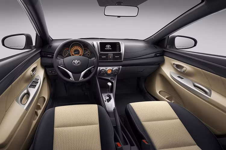 Nội thất của Yaris 2016 được thiết kế mang đến sự tiện dụng cao nhất cho khách hàng, xe sở hữu chiều dài tổng thể 4.115 mm, việc phân bổ hợp lý khoảng cách giữa hai hàng ghế, khoảng để chân và điều chỉnh ghế đã mang đến không gian rộng rãi và sự thoải mái hơn.