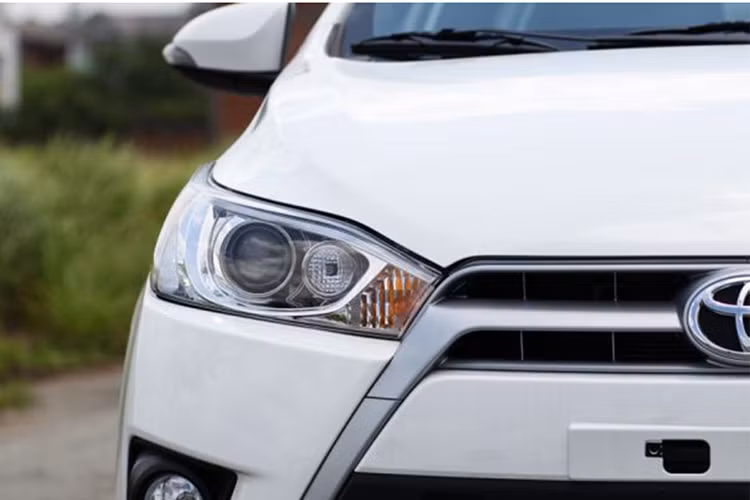 Sự kết hợp hài hòa giữa cụm đèn trước và thiết kế hốc hút gió, cụm đèn trước thon gọn vuốt dài sang hai bên, cùng đèn sương mù. Phiên bản Yaris G được trang bị đèn Halogen dạng bóng chiếu, gương chiếu hậu gập điện tích hợp đèn báo rẽ mang lại sự thuận tiện hơn cho người sử dụng.