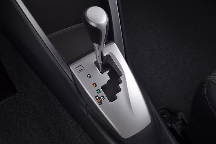  Điểm nổi bật của Toyota Yaris 2016 là sử dụng động cơ mới. Phiên bản cải tiến được trang bị động cơ 2NR-FE 1.5L với hệ thống điều phối van biến thiên thông minh kép Dual VVT-I, hộp số vô cấp CVT với tính năng chuyển số thể thao +/-, giả lập 7 cấp số. giúp xe kiểm soát tốt hơn mức độ tiêu thụ nhiên liệu và giảm thiểu lượng khí thải.