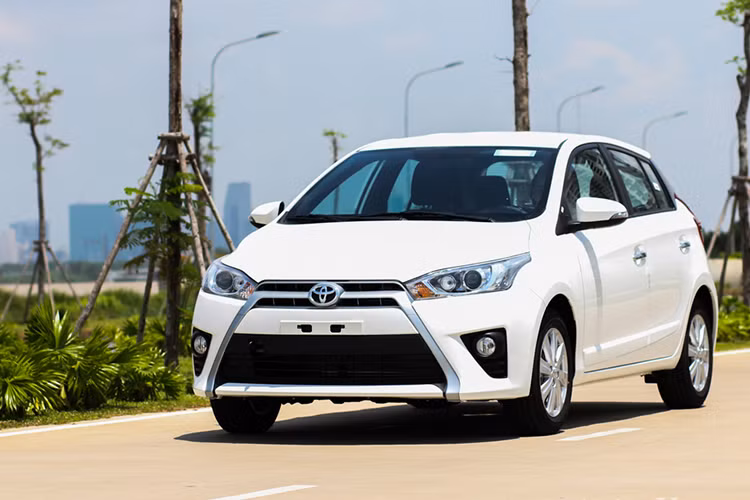  Toyota Yaris 2016 phiên bản cải tiến mới ra mắt tại Việt Nam sẽ vẫn có 2 phiên bản là G và E. Mẫu xe này chính thức được phân phối dưới dạng xe nhập khẩu chính hãng nguyên chiếc từ Thái Lan và sẽ có mặt tại hệ thống mạng lưới đại lý của Toyota Việt Nam (TMV) trên toàn quốc kể từ ngày 16/09/2016.