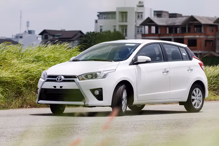 Hai phiên bản Yaris 2016 mới này được TMV nhập khẩu về thị trường Việt Nam với mức giá tăng hơn so với phiên bản trước. Cụ thể, Toyota Yaris 1.5G có giá 689 triệu đồng và Yaris 1.5E có giá 636 triệu đồng, tăng 19 triệu đồng so với 2 phiên bản đang có mặt trên thị trường.