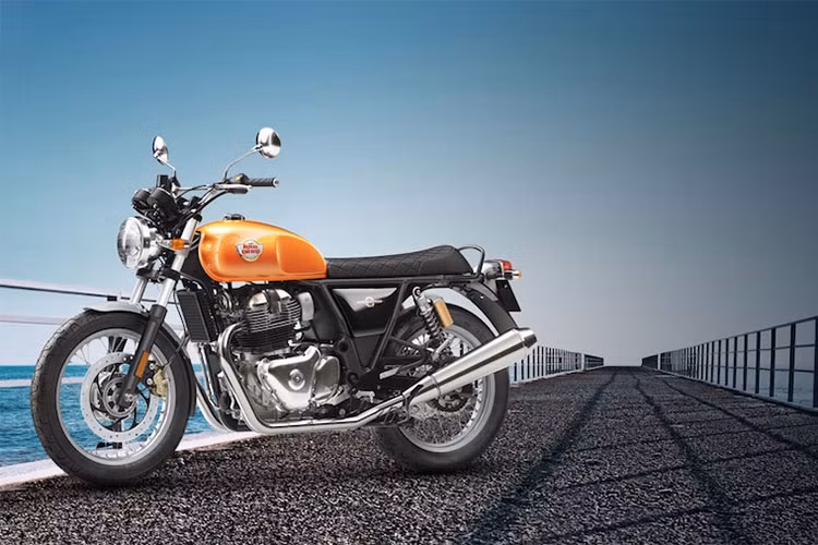 Thực tế, nền tảng của mẫu xe Q sẽ được phát triển để cạnh tranh trực tiếp với "đối thủ" Triumph Thruxton 900. Đây sẽ là một thách thức khó khăn cho thương hiệu Royal Enfield bởi Thruxton một mẫu xe tuyệt vời có hàng thập kỷ phát triển, đổi thay và điều chỉnh thiết kế.