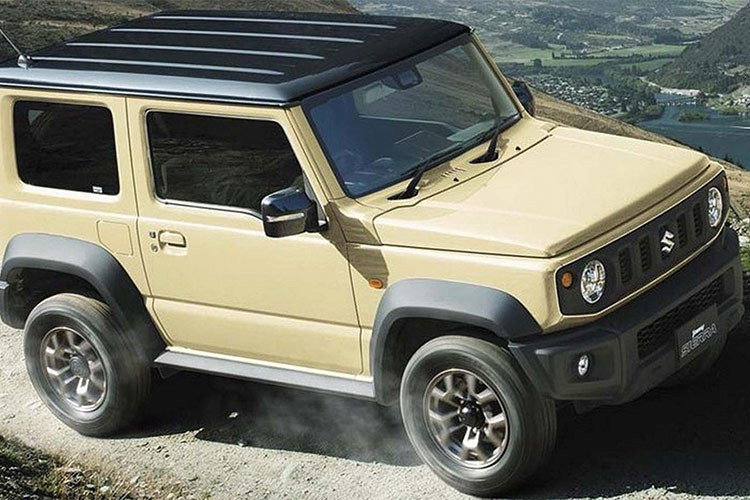 Suzuki Jimny Sierra 2019 bản JL với đèn sương mù Halogen phản xạ đa chiều phía trước, gương ngoại thất gập chỉnh điện, kính màu khói và vành 15 inch bằng thép. Riêng bản JC sẽ có thêm đèn pha LED, hệ thống rửa đèn pha, kiểm soát hành trình, đèn báo rẽ LED tích hợp trên gương ngoại thất, vành nhôm 15 inch và cảm biến kép hỗ trợ phanh.