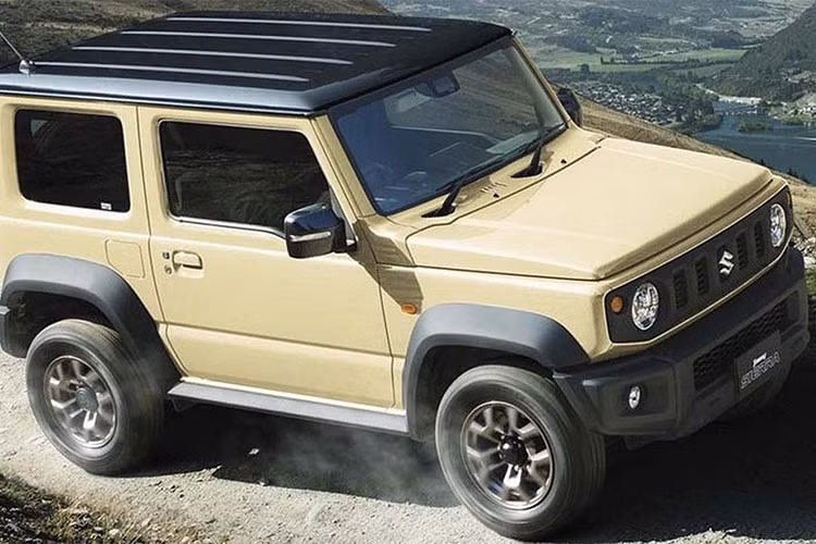 Suzuki Jimny Sierra 2019 bản JL với đèn sương mù Halogen phản xạ đa chiều phía trước, gương ngoại thất gập chỉnh điện, kính màu khói và vành 15 inch bằng thép. Riêng bản JC sẽ có thêm đèn pha LED, hệ thống rửa đèn pha, kiểm soát hành trình, đèn báo rẽ LED tích hợp trên gương ngoại thất, vành nhôm 15 inch và cảm biến kép hỗ trợ phanh.