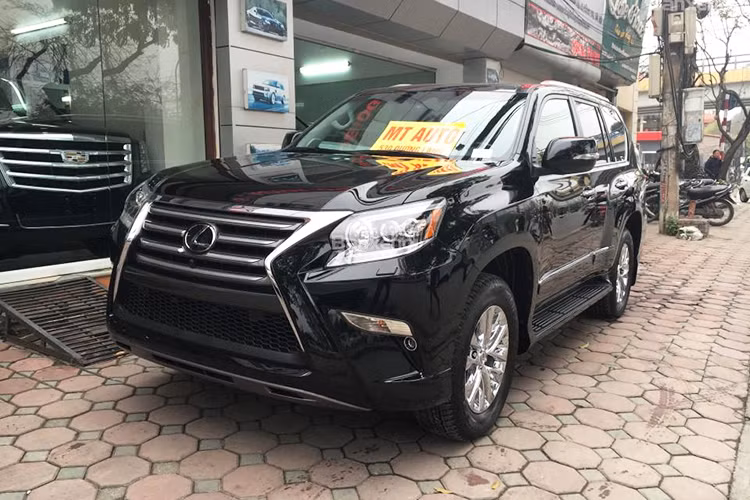 Tại thị trường Việt Nam, mẫu SUV 7 chỗ Lexus GX 460 này từng sở hữu mức giá 5,2 tỷ đồng vào năm 2016, hiện mẫu xe này đã giảm tới 140 triệu còn 5,060 tỷ đồng trong năm 2017 này. Phiên bản mới nhất của mẫu xe này hiên chưa được phân phối chính hãng mà chỉ mới xuất hiện tại các đại lý tư nhân với mức giá khoảng hơn 5 tỷ đồng.