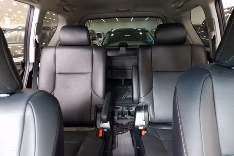 Động cơ của xe cũng vẫn là loại 4,6 lít V8 cho công suất 292 mã lực tại vòng tua 5.500 vòng/phút với hộp số tự động 6 cấp. Mức tiêu hao nhiên liệu 12,8 lít/100 km theo công bố của nhà sản xuất. GX 460 sử dụng hệ dẫn động 4 bánh toàn thời gian, vi sai hạn chế trượt, hệ thống thanh cân bằng thủy lực điện tử KDSS. Ngoài ra là tính năng tự động kiểm soát độ cao, hiển thị góc lái.