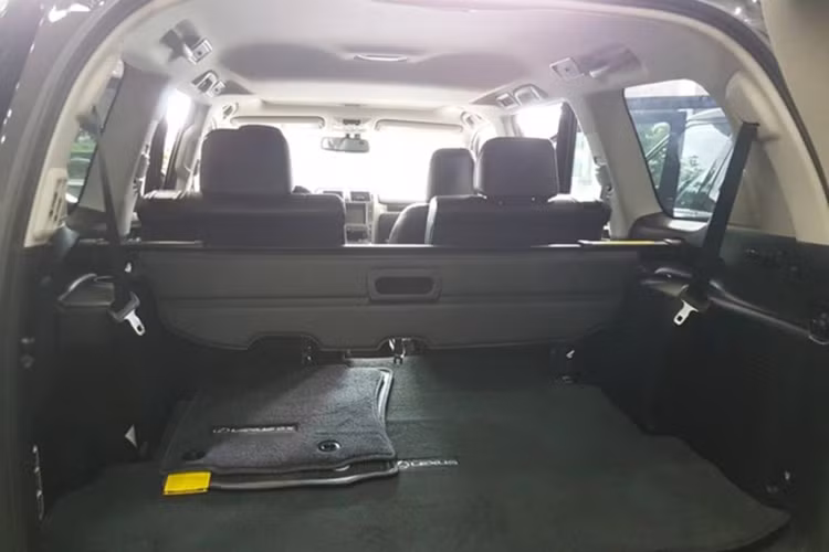 Xe được trang bị bộ vành hợp kim kích thước 18 inch, gương chiếu hậu chỉnh điện tích hợp đèn báo rẽ. Hệ thống đèn được tích hợp chức năng rửa tự động đồng bộ với cần gạt nước... bên cạnh đó, khoang nội thất của mẫu SUV hạng sang, cỡ lớn này cũng có thiết kế rộng hơn so với các đối thủ đi kèm với chất liệu da và gỗ cao cấp.