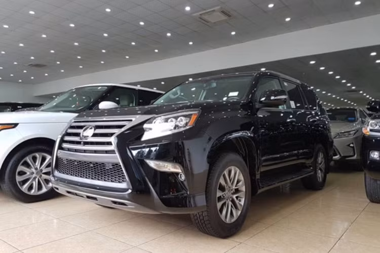 Mẫu xe sang Lexus GX460 kế thừa phong cách từ dòng xe huyền thoại LX450 ra mắt lần đầu tiên vào năm 1996. Phiên bản mới nhất của mẫu xe hạng sang này là Lexus GX460 2017 vừa được một nhà nhập khẩu ôtô tư nhân tại Hà Nội đưa về thị trường Việt Nam theo dạng không chính hãng.