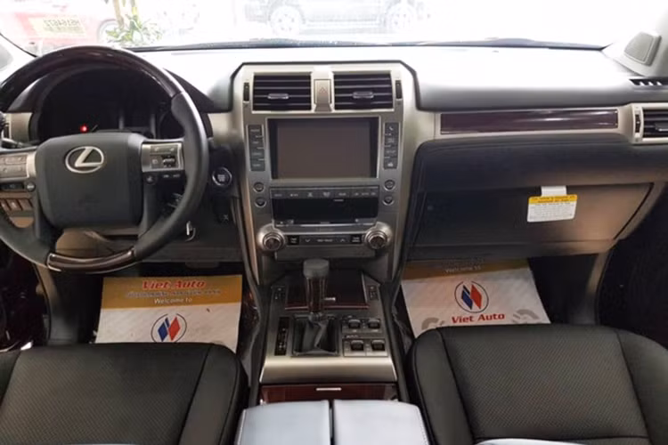 Bên trong khoang lái, khoảng cách giữa các hàng ghế được thiết kế khá rộng rãi cho phép hành khách ngồi ở nhiều tư thế - đây chính là một điểm cộng đối với những chủ nhân muốn được trải nghiệm trên những hành trình dài. Cả hai ghế trước đều nâng đỡ người ngồi tuyệt đối nhờ bộ điều chỉnh điện và tính năng bơm hơi tựa lưng.