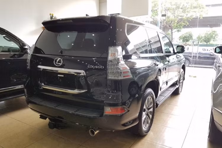 Xe được trang bị đèn cốt LED đặc biệt và đèn chiếu sáng ban ngày LED hình chữ L tạo hình không gian ba chiều. Hệ thống đèn được tích hợp chức năng rửa tự động đồng bộ với cần gạt nước. Trang bị mâm xe cỡ 18 inch, gương chiếu hậu chỉnh điện tích hợp đèn báo rẽ. Đuôi xe được trang bị hệ thống 12 đèn LED với các thấu kính trong suốt bên ngoài tạo khác biệt.