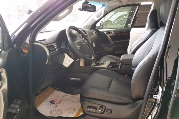 Tại thị trường Việt Nam, chiếc xe việt dã này được trang bị hệ thống hỗ trợ ra vào xe tự động gồm chìa khóa thông minh, vô-lăng và ghế tự động mở rộng, chiều cao xe được tự động giảm xuống khi tắt máy, đèn bậc cửa chiếu sáng ban đêm giúp hành khách ra vào xe dễ dàng. Hệ thống khởi động bằng nút bấm và khóa/mở cửa thông minh...