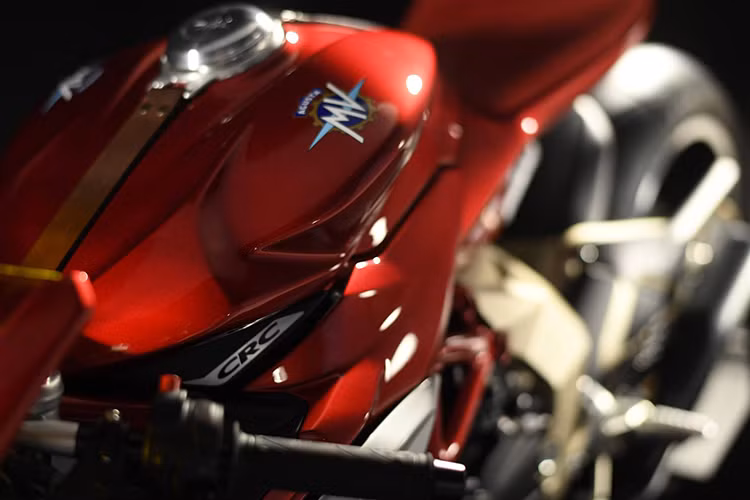 Toàn bộ đèn của chiếc xe hiện đại được thiết kế giả cổ bo tròn và rất gọn gàng với nhân LED phía bên trong. Theo truyền thống của hãng, mẫu Superveloce Ottecento có tùy chọn màu Đỏ Bạc đặc trưng, tùy chọn màu thứ hai là màu Đen nhám.