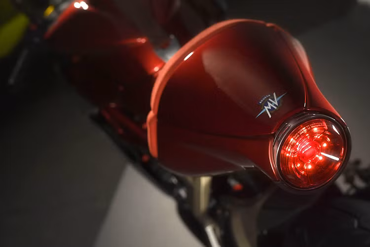 Về trang bị Superveloce 800 sở hữu phuộc trước USD từ Marzocchi kích thước 43mm, phuộc sau từ Sachs được kết nối với gắp đơn nhôm siêu nhẹ, phanh Brembo... Tất cả các trang bị này giúp chiếc xe có trọng lượng rất nhẹ chỉ 173kg, tương đương với người anh em F3 800 của mình.