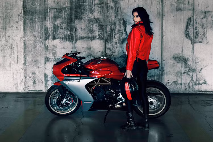 MV Agusta đã chính thức công bố thông số chi tiết cũng như giá bán cho mẫu Sport bike thế hệ mới Superveloce 800 tại thị trường Thái Lan, quốc gia này được xem là nơi đầu tiên tại Đông Nam Á mà MV Agusta Superveloce 800 mới đặt chân đến.