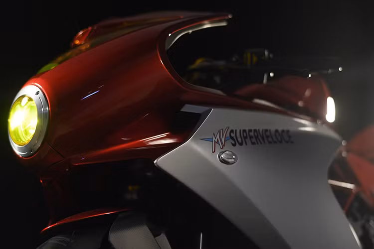 Theo truyền thông Thái Lan, dù việc nhập khẩu từ Ý đến nhà máy tại Thái Lan chưa thực sự hoàn thiện nhưng MV Agusta vẫn đưa ra thông báo và cho đặt xe trước từ thời điểm hiện tại. Cùng với giá bán, hãng xe Ý đã công bố loạt thông số khiến siêu môtô MV Agusta Superveloce 800 cực kỳ hợp lý với tầm giá gần 1 tỷ đồng này.