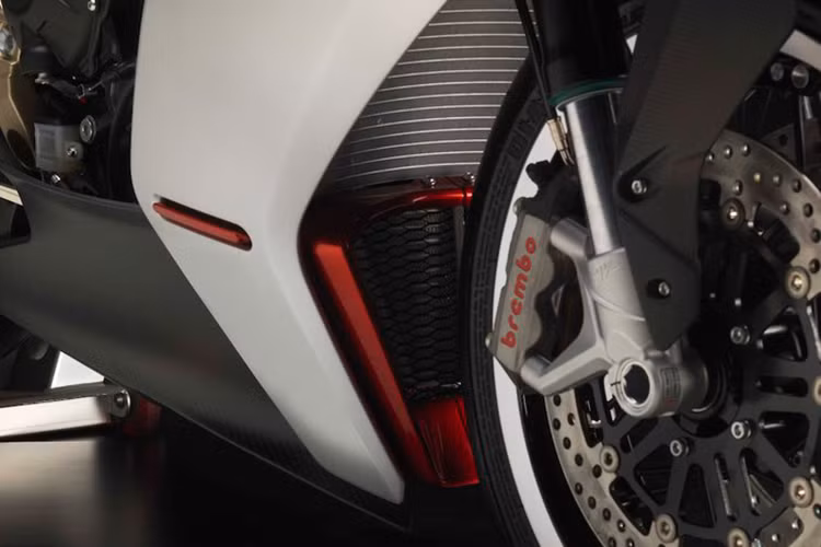 Thêm vào đó, đây là mẫu xe xứng đáng với tầm giá khi sở hữu màn hình điện tử 5 inch TFT màu, cruise control, kết nối điện thoại thông minh qua Bluetooth để điều khiển loạt ứng dụng đỉnh cao như MVRide, ga điện tử, mode chạy, kiểm soát lực xoắn, 8 nấc chỉnh chống trượt, quickshifter 2 chiều hay ABS Bosch 9+.