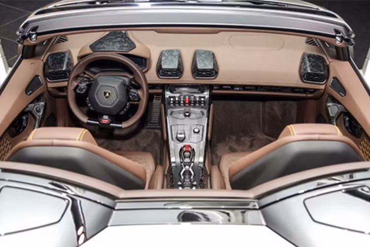 Cabin của xe có phong cách thiết kế quen thuộc của Lamborghini và rất giống máy bay chiến đấu nhờ các chi tiết hiện đại như bảng đồng hồ kỹ thuật số hiển thị trên một màn hình 12.3 inch.