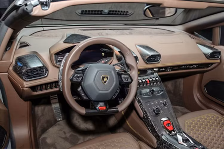 Vô lăng thể thao 3 chấu được bọc da cùng tông màu với nội thất, đi kèm với nó là hàng loạt các nút bấm tiện ích được tích hợp.