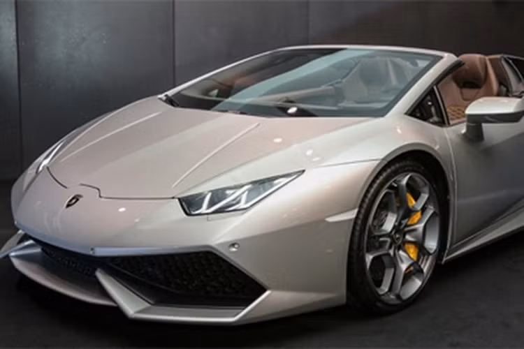 Xe có thiết kế tương tự với phiên bản coupe đã từng xuất hiện, nhưng ở phiên bản này phần mui được thiết kế dạng mui điều khiển điện và có thể đóng mở trong 17 giây ở tốc độ tối đa 50 km/h.