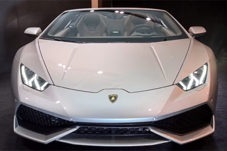 Bộ mui của xe được làm từ sợi carbon và nặng khoảng 5,8kg hoạt động bằng điện-thuỷ lực. Phần đầu xe có thiết kế không khác nhiều so với phiên bản Coupe.