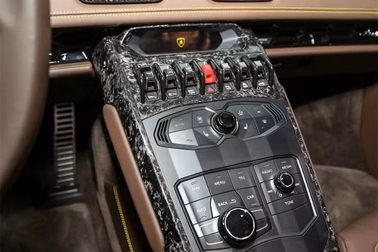 Mặc dù là một siêu xe nhưng Huracan Spyder được đánh giá là mẫu xe có có mức tiêu hao nhiên liệu thấp, chỉ 12,3 lít/100 km nhờ hệ thống start/stop mới, theo công bố của Lamborghini.