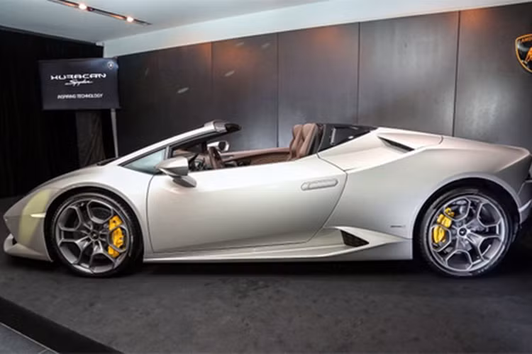 Do phải bố trí thêm bộ mui xếp nên nắp che động cơ của Huracan Spyder đã được thiết kế lại. Khi đóng mui, người dùng vẫn có thể nghe được tiếng máy dũng mãnh nhờ có vách ngăn bằng kính ở phía sau ghế ngồi có thể hạ xuống được.