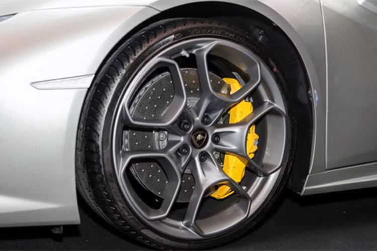 Siêu xe sở hữu bộ mâm xe cực đẹp với thiết kế 5 chấu dạng lục giác màu xám cùng với tông màu thân xe, đi kèm với đó là phanh gốm carbon với kẹp phanh màu vàng cực chất.