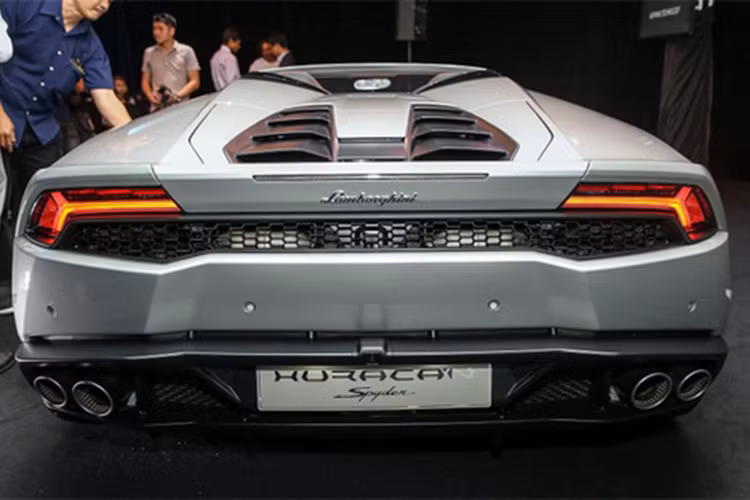 Đuôi xe thiết kế liền mạch với cản sau thấp, nó sở hữu cặp ống xả kép mạnh mẽ cùng bộ đèn hậu thiết kế đặt cao bên trên lưới tản nhiệt.