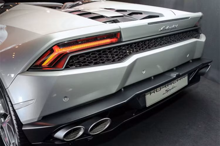 Được thiết kế với cụm động cơ đặt phía sau, đuôi xe của Lamborghini Huracan Spyder sở hữu lưới tản nhiệt dạng tổ ong độc đáo.