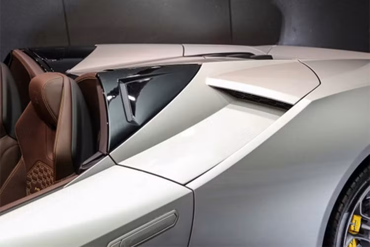 Lamborghini cũng tránh nhiễu động khi tích hợp thêm hai bộ chắn gió hai bên thân xe và thêm 2 vây để tối ưu hóa dòng không khí qua động cơ. Xe có trọng lượng ở mức 1.542 kg.