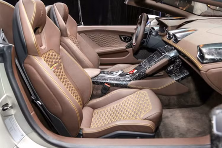 Nội thất bên trong xe sở hữu hai ghế ngồi được bọc da cao cấp cùng nhiều các chi tiết bằng sợi carbon.