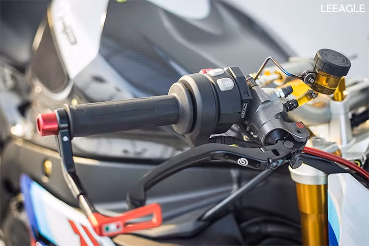 Các chi tiết trên xe đều được thay thế bằng loạt đồ chơi "hàng khủng", đắt tiền. Được biết, chiếc xe này thuộc sở hữu của một biker mê tốc độ.