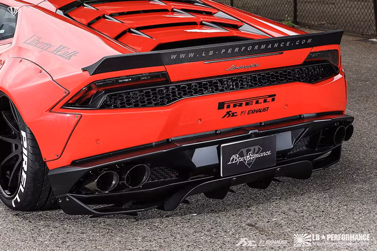 Cùng với đó là cánh gió sau, bộ phân tán không khí được thửa riêng và cánh gió trước đều làm từ vật liệu sợi carbon đắt tiền.