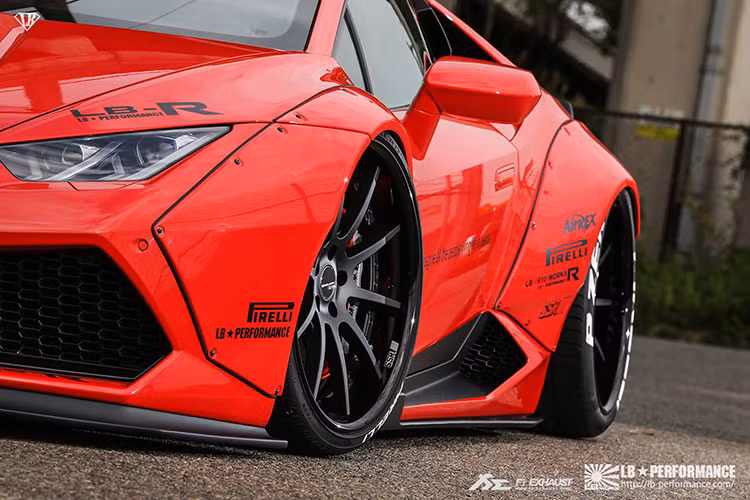 Gói độ thân xe của Liberty Walk bao gồm bộ la zăng được thiết kế lại trông ngầu hơn cùng với hốc hút gió hai bên hông của xe được làm rộng hơn khiến nó thật sự mạnh mẽ.