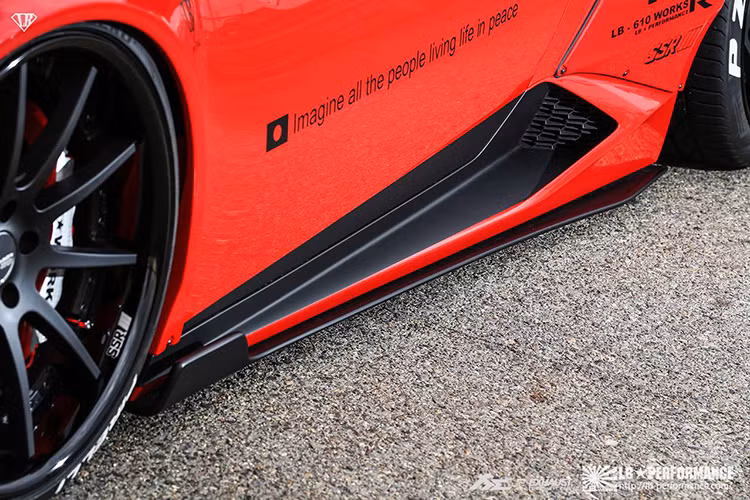 Góp phần làm hoàn thiện vẻ bề ngoài hoài nhoáng này này bộ la zăng được sơn đen bóng cùng với bộ lốp chất lượng cực cao Pirelli P Zero.