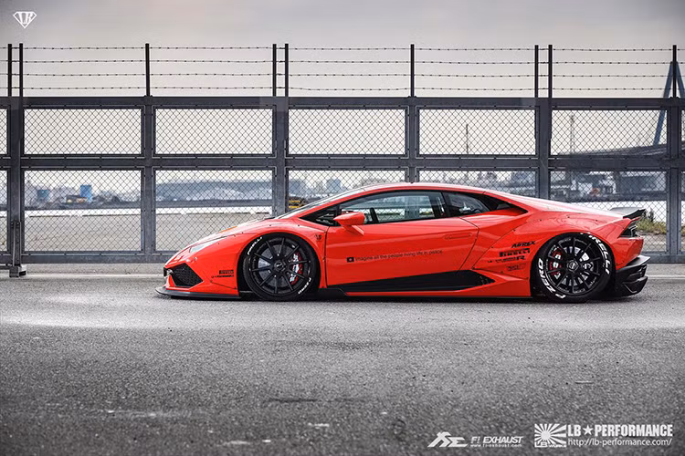 Theo nhiều dân chơi siêu xe cũng như hãng độ Liberty Walk thì đây là một phiên bản mang vẻ độc nhất, hoàn toàn khác biệt với những phiên bản Lamborghini Huracan độ được ra đời trước nó.