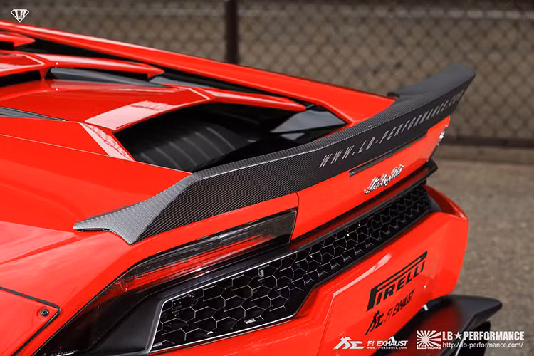 Sự kết hợp giữa màu đỏ của bộ vỏ xe cùng với các chi tiết đen và các bon siêu nhẹ tạo nên phần ngoại thất cực kỳ bắt mắt.