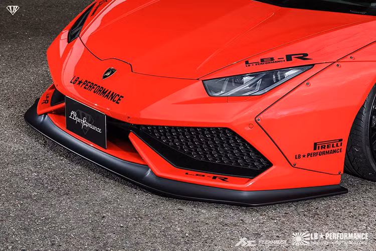 Dễ dàng đập vào mắt của người đi đường là ngoại thất của chiếc xe được hãng độ Liberty Walk sơn mờ màu đỏ tươi Rosso Mars.