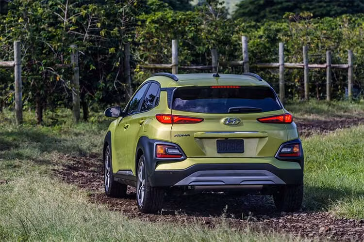 Hyundai Kona được phát triển dựa trên nền tảng hoàn toàn mới với khung xe được làm từ thép cường lực, phần mui và trụ C mang tính khí động học cao. Giống như nhiều mẫu crossover khác hiện nay, 2 bên thân xe của Kona sở hữu những panel dập nổi đầy "cơ bắp" và viền ốp nhựa xung quanh các hốc bánh.
