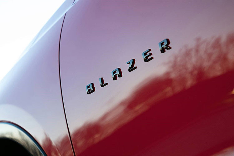 Xe có 3 cấu hình trang bị riêng, bao gồm bản tiêu chuẩn, Premiere và RS với la zăng 18 tới 21 inch tùy phiên bản. Tản nhiệt, ốp chrome hay bộ bodykit riêng dành cho bản RS là những chi tiết giúp người dùng có thể phân biệt được mình đang nhìn vào cấu hình Blazer nào.