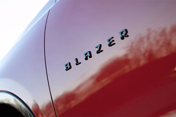 Xe có 3 cấu hình trang bị riêng, bao gồm bản tiêu chuẩn, Premiere và RS với la zăng 18 tới 21 inch tùy phiên bản. Tản nhiệt, ốp chrome hay bộ bodykit riêng dành cho bản RS là những chi tiết giúp người dùng có thể phân biệt được mình đang nhìn vào cấu hình Blazer nào.