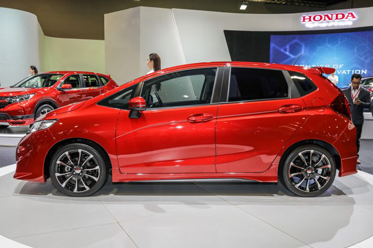 Dựa trên phiên bản Jazz Grade V cao cấp tại thị trường này, Honda Jazz Mugen đã được trang bị sẵn gói bodykit "hàng thửa" của Mugen dành cho dòng xe. Trong đó, điểm nhấn nổi bật nhất là cản trước thể thao được tích hợp sẵn 4 đèn LED ban ngày nằm trong các hốc ở bên dưới.